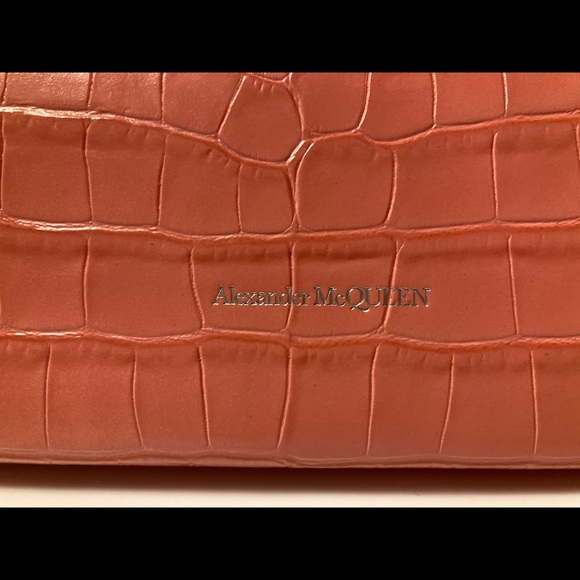 ALEXANDER McQUEEN Skull Wallet On Chain in Croc-Embossed Pink Leather - Picture 6 of 13